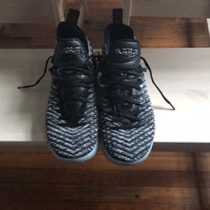 Lebron 16 oreo colorway (no original box)